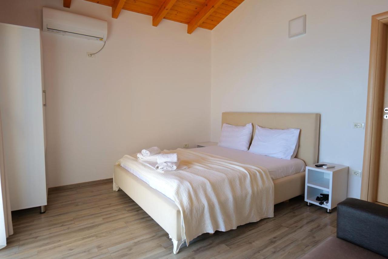 Alex & Sofi Hotel Himare Eksteriør bilde